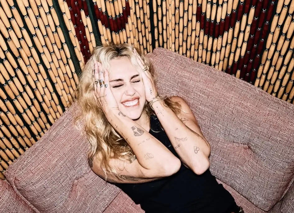 Майли Сайръс се върна на върха на Billboard 200 с „Bass Persuades“