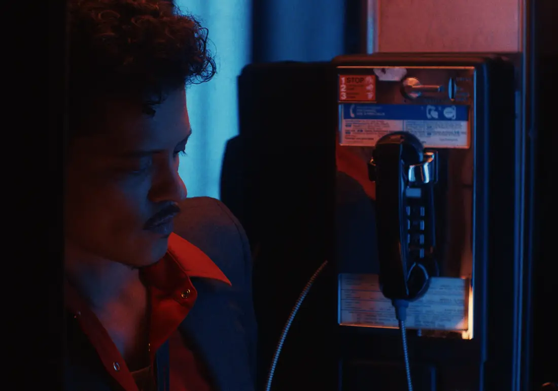 BRUNO MARS ИЗДАВА НОВО МУЗИКАЛНО ВИДЕО КЪМ “DANCE WITH ME” С ОФИЦИАЛНОТО УЧАСТИЕ НА KAROL G