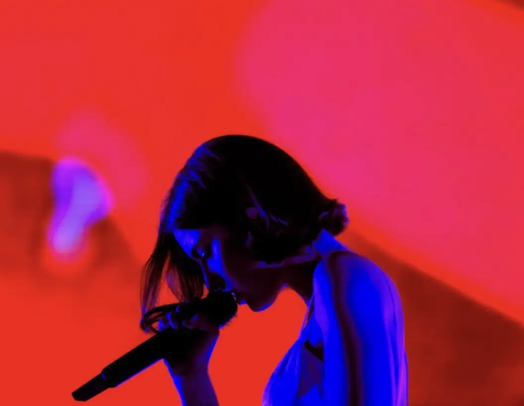 Грейси Ейбрамс изпълни „Look at My Life“ в „The Tonight Show“
