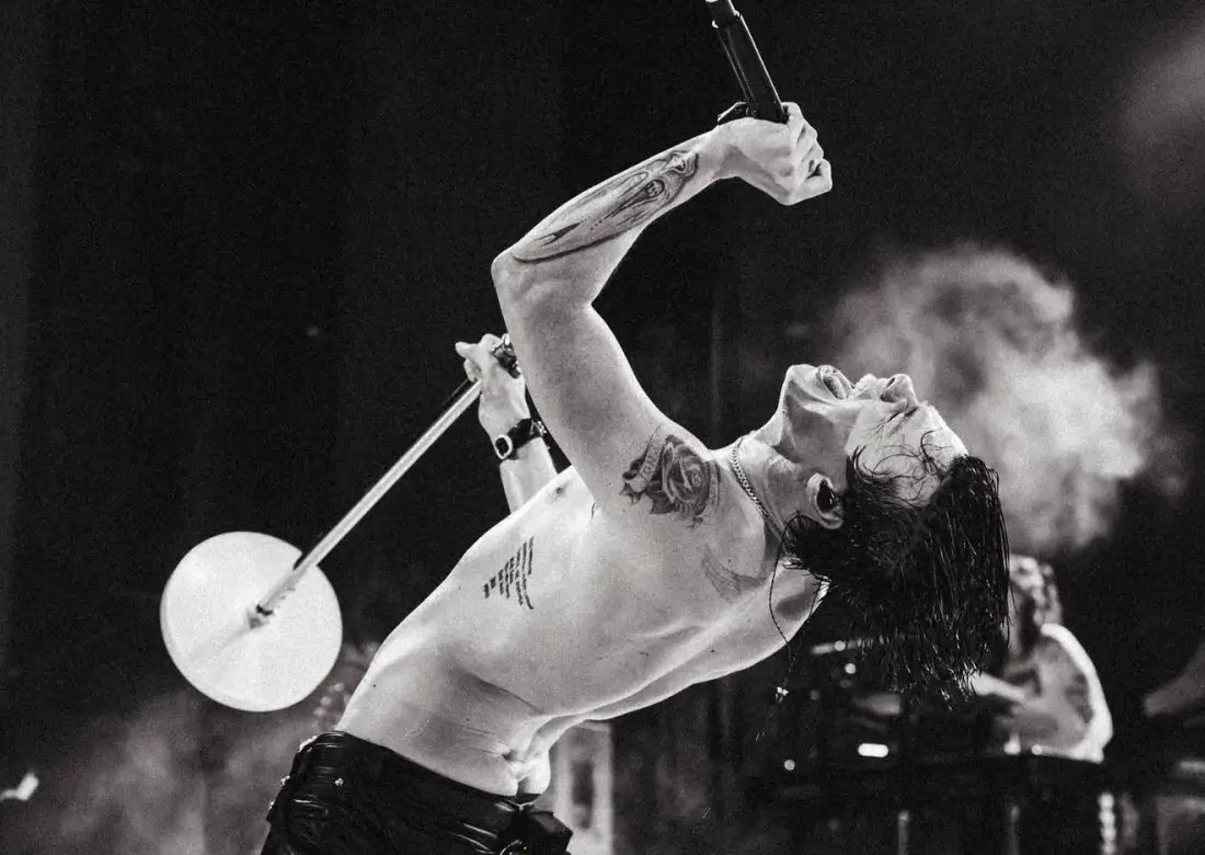 Yungblud се контузи при инцидент с мотор, но няма да спира с концертите