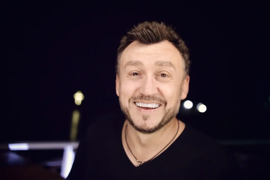 Любо Киров представя новия си летен сингъл