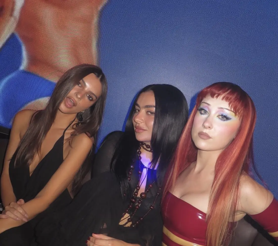 Чапъл Роан накара Charli XCX да изпълни отново хита си „Boom Clap“