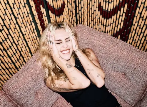 Майли Сайръс се върна на върха на Billboard 200 с „Bass Persuades“