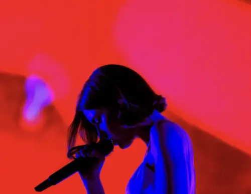 Грейси Ейбрамс изпълни „Look at My Life“ в „The Tonight Show“