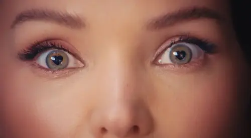 Dove Cameron с песен, посветена на влюбването, докато сме в Рим