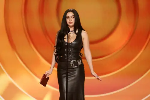 Charli XCX кани феновете си на ексклузивни партита за новия си албум