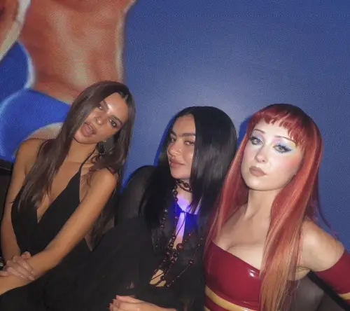 Чапъл Роун накара Charli XCX да изпълни отново хита си „Boom Clap“